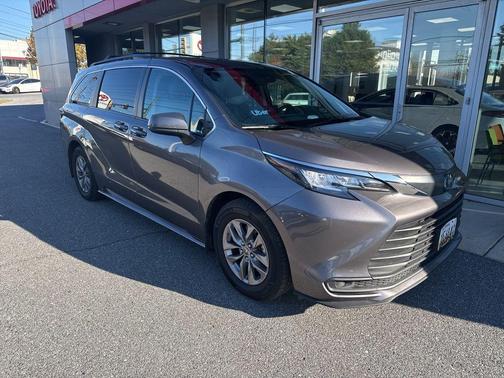2023 Toyota Sienna LE