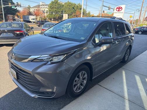 2023 Toyota Sienna LE