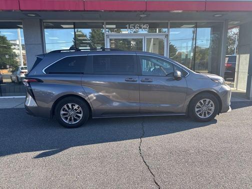 2023 Toyota Sienna LE