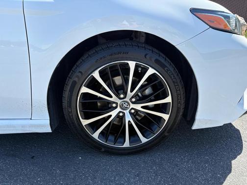 Super White 2019 Toyota Camry SE
