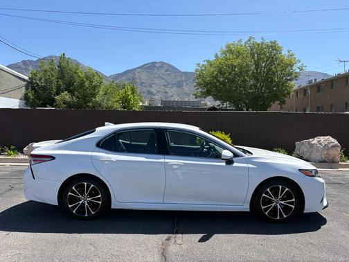 Super White 2019 Toyota Camry SE