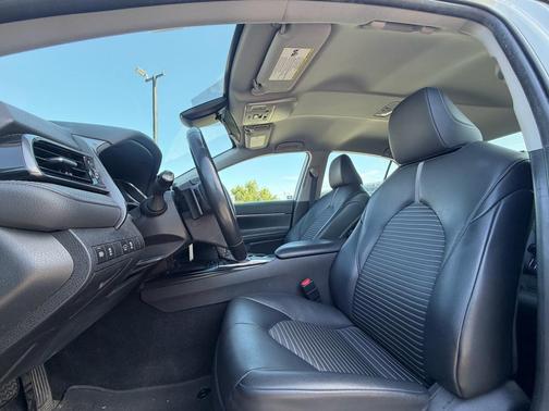 Super White 2019 Toyota Camry SE