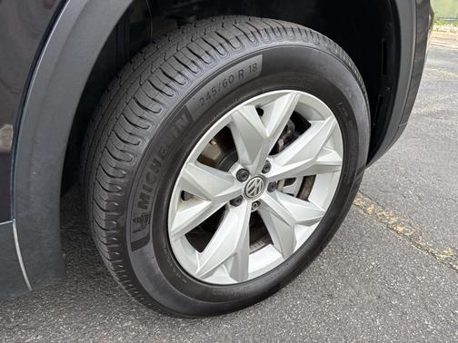 Deep Black Pearl Effect 2018 Volkswagen Atlas 3.6L SE w/Technology