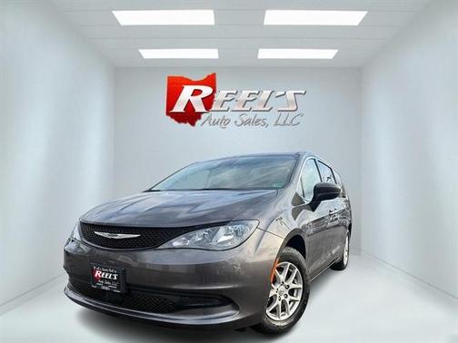 Granite Crystal Metallic 2023 Chrysler Voyager LX