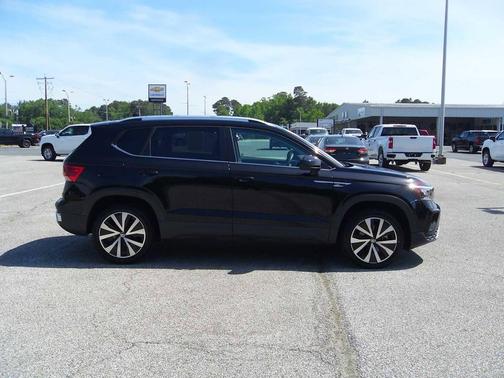 Deep Black Pearl 2022 Volkswagen Taos 1.5T SE