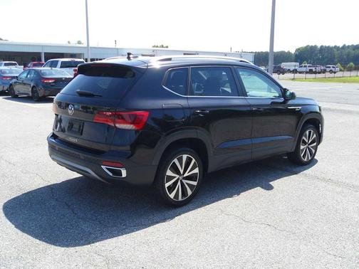 Deep Black Pearl 2022 Volkswagen Taos 1.5T SE