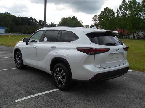 Wind Chill Pearl 2026 Toyota Highlander XLE
