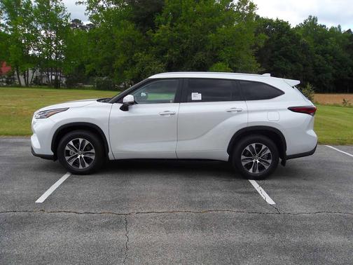 Wind Chill Pearl 2026 Toyota Highlander XLE