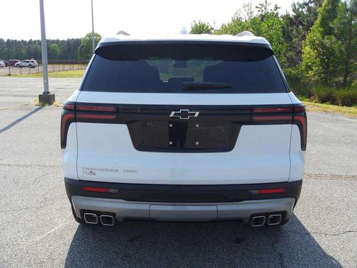 Summit White 2026 Chevrolet Traverse LT
