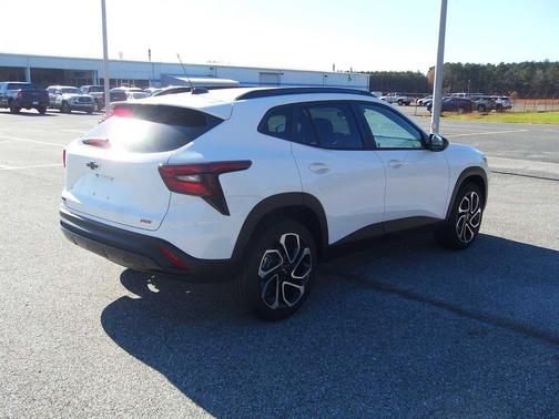 Summit White 2026 Chevrolet Trax FWD 2RS