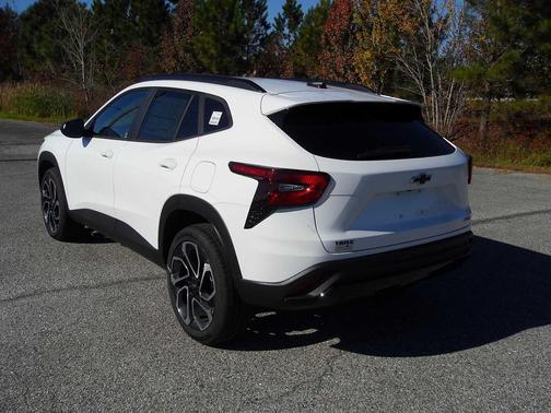 Summit White 2026 Chevrolet Trax FWD 2RS