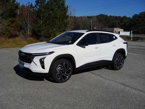 Summit White 2026 Chevrolet Trax FWD 2RS