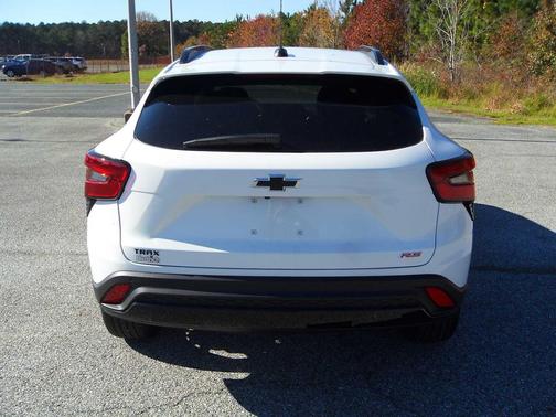 Summit White 2026 Chevrolet Trax FWD 2RS