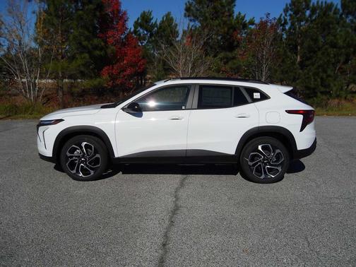 Summit White 2026 Chevrolet Trax FWD 2RS