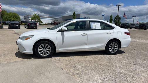 Super White 2017 Toyota Camry LE