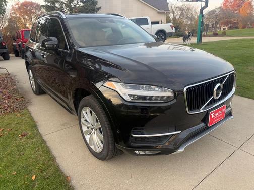 2017 Volvo XC90 T6 Momentum