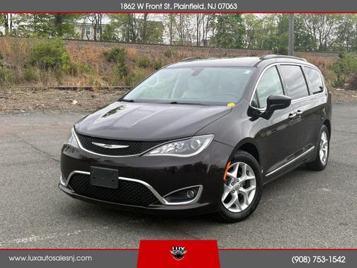 Bronw 2017 Chrysler Pacifica Touring-L