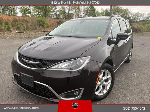 Bronw 2017 Chrysler Pacifica Touring-L