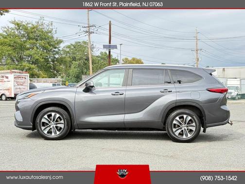 Gray 2023 Toyota Highlander XLE