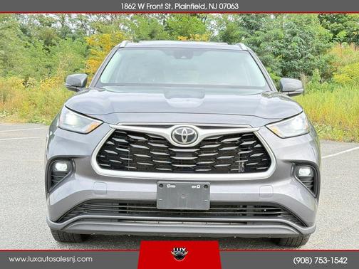 Gray 2023 Toyota Highlander XLE