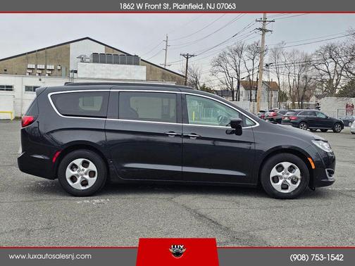 2017 Chrysler Pacifica Hybrid Premium