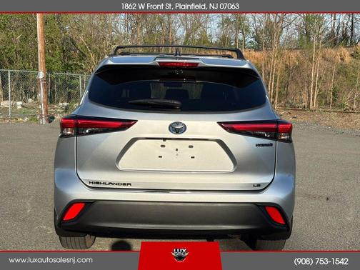 Silver 2023 Toyota Highlander Hybrid LE