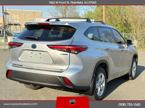 Silver 2023 Toyota Highlander Hybrid LE