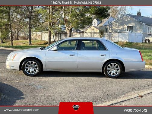 Silver 2009 Cadillac DTS 1SA