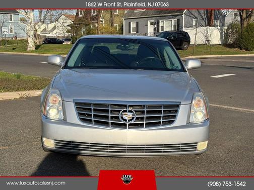 Silver 2009 Cadillac DTS 1SA