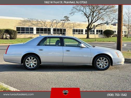 Silver 2009 Cadillac DTS 1SA
