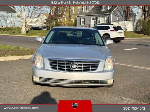Silver 2009 Cadillac DTS 1SA