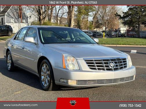 Silver 2009 Cadillac DTS 1SA
