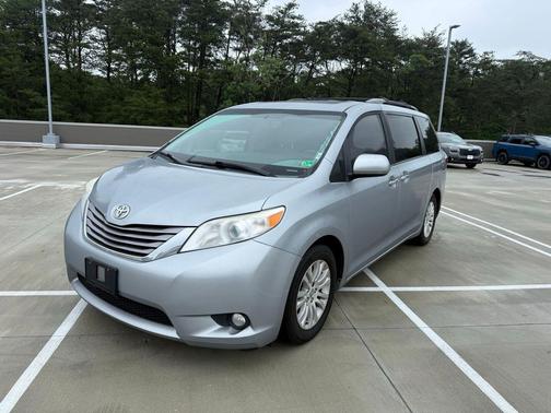 Silver Sky Metallic 2015 Toyota Sienna XLE