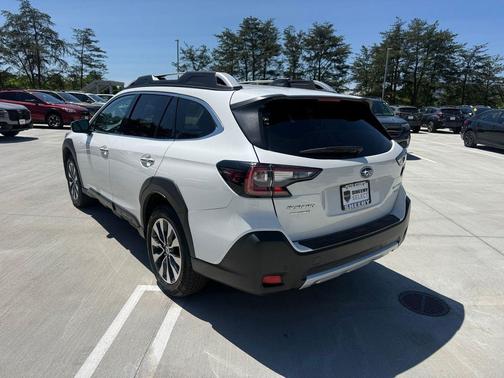 Crystal White Pearl 2025 Subaru Outback Touring