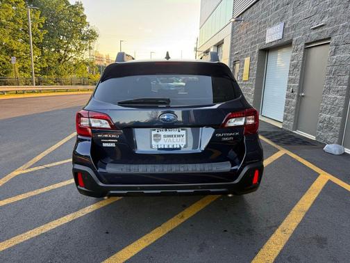 Dark Blue Pearl 2018 Subaru Outback 3.6R Limited