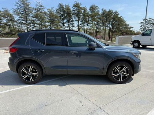 2026 Volvo XC40 Core, B5 AWD Gas (mild hybrid), Dark
