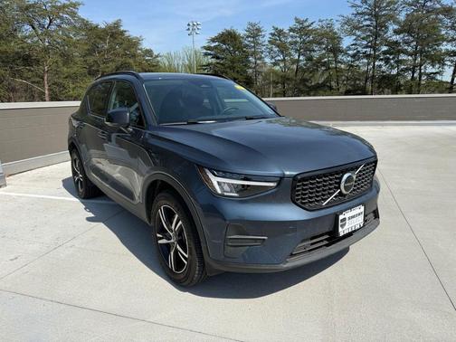 2026 Volvo XC40 Core, B5 AWD Gas (mild hybrid), Dark