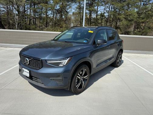 2026 Volvo XC40 Core, B5 AWD Gas (mild hybrid), Dark