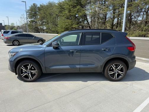 2026 Volvo XC40 Core, B5 AWD Gas (mild hybrid), Dark