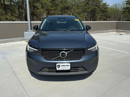 2026 Volvo XC40 Core, B5 AWD Gas (mild hybrid), Dark