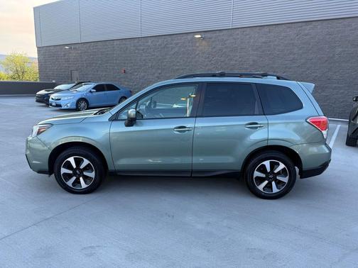 Jasmine Green Metallic 2017 Subaru Forester 2.5i Premium