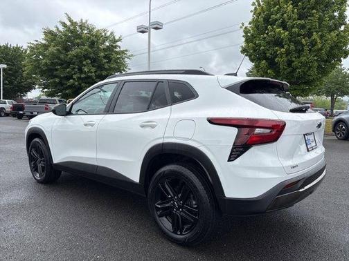 Summit White 2025 Chevrolet Trax ACTIV
