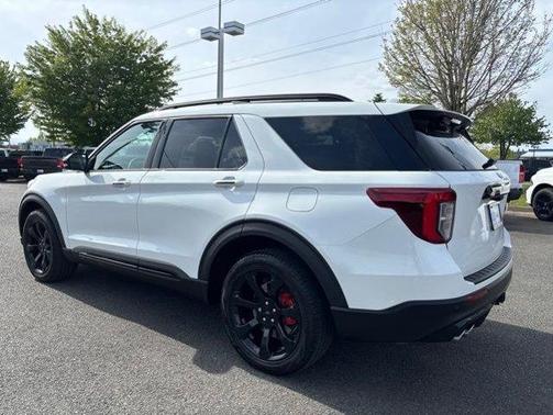 White Metallic 2024 Ford Explorer ST
