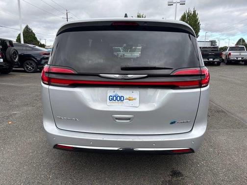 Silver Mist Clearcoat 2024 Chrysler Pacifica Hybrid Select