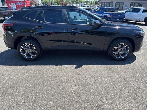 Mosaic Black Metallic 2025 Chevrolet Trax LT