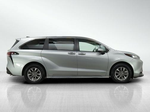 Celestial Silver Metallic 2021 Toyota Sienna XLE