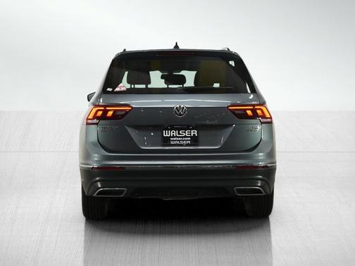 Platinum Gray Metallic 2018 Volkswagen Tiguan 2.0T SE