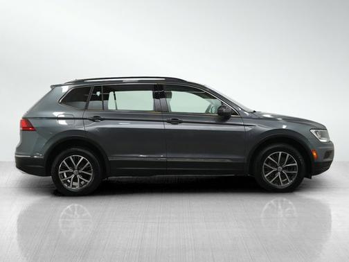 Platinum Gray Metallic 2018 Volkswagen Tiguan 2.0T SE
