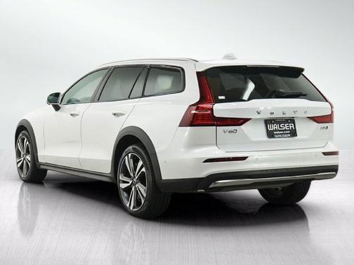 Crystal White Pearl 2025 Volvo V60 Cross Country Plus