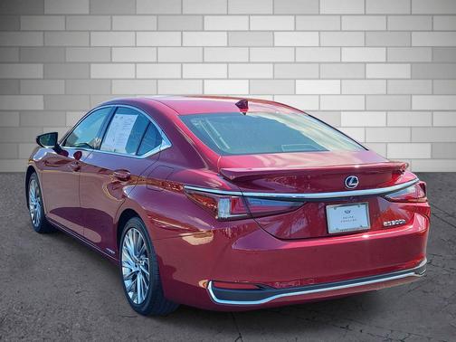 2022 Lexus ES 300h Ultra Luxury